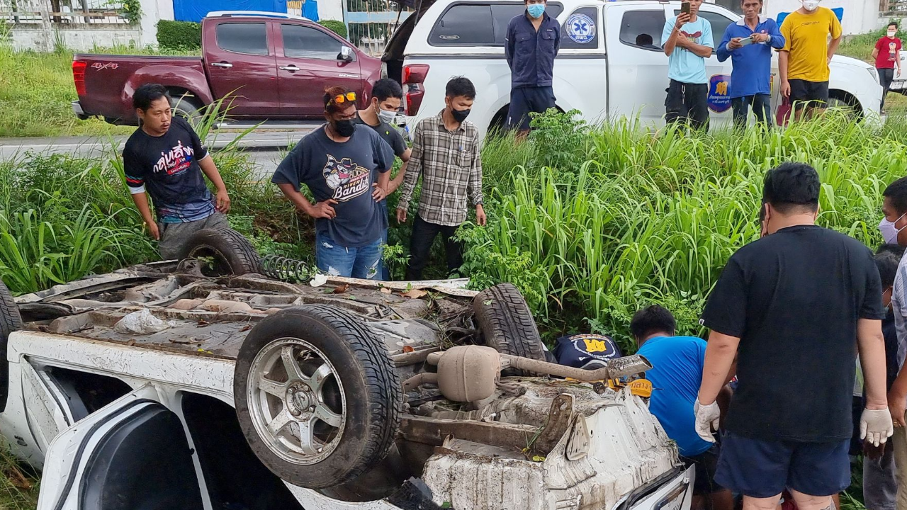 2 หนุ่มขับเก๋งชนต้นไม้-คว่ำหงายท้อง กระเด็นนอกรถสาหัส 1 ตายคาซาก 1 