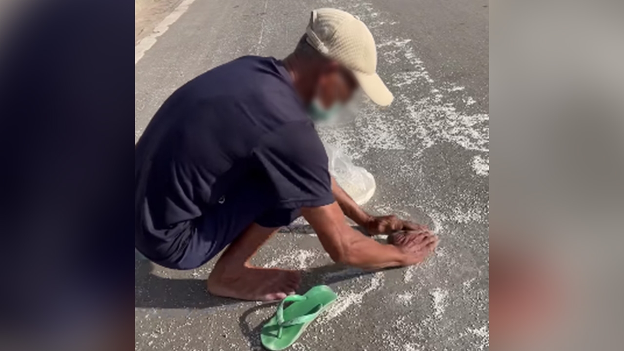 ลุงทำข้าวสารหกเกลื่อนถนน ไม่มีเงินซื้อใหม่ ได้สาวใจดีเข้าช่วยเหลือ