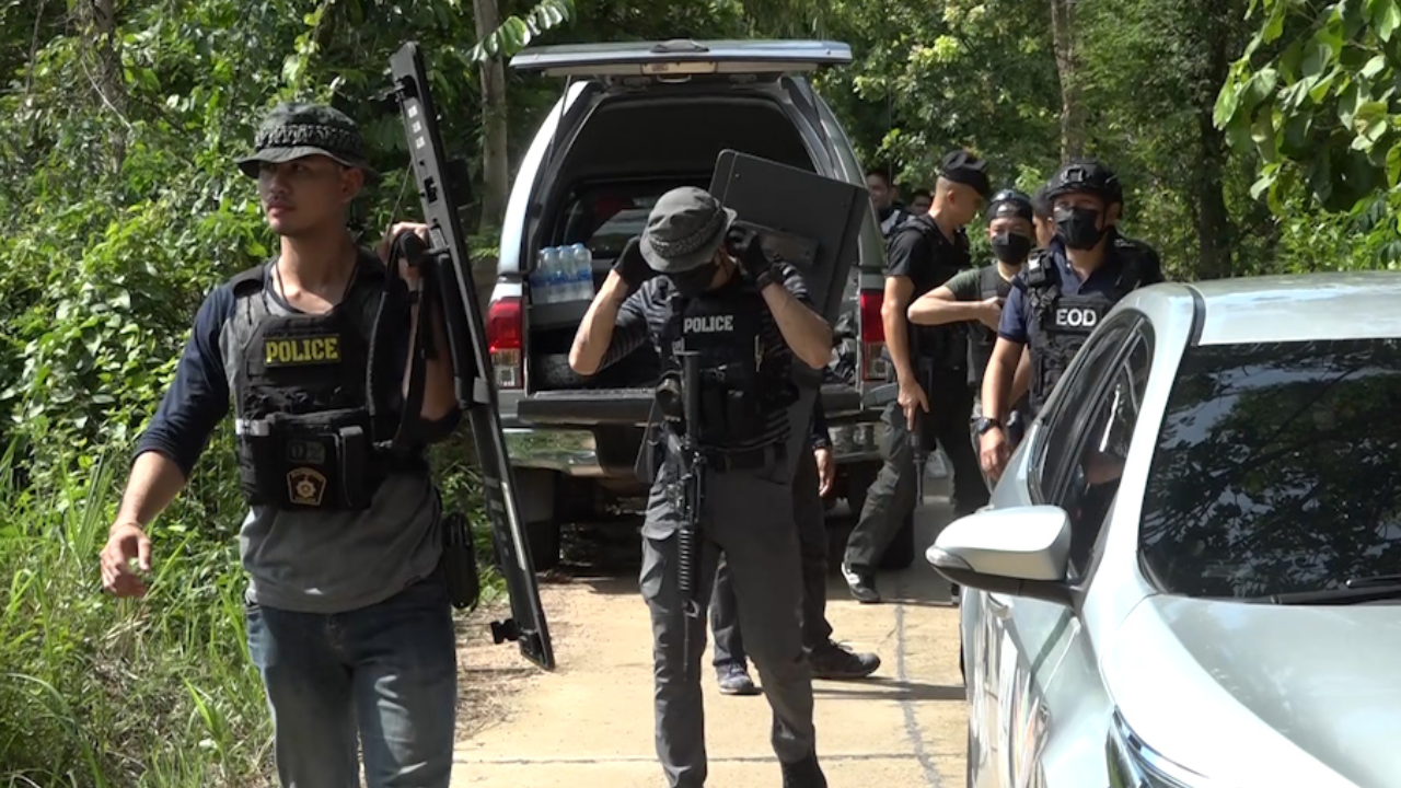 ล่าหนุ่มคลั่ง ควงปืนจับ "ลูก-เมีย" เป็นตัวประกัน ซิ่งกระบะหนีลอยนวล