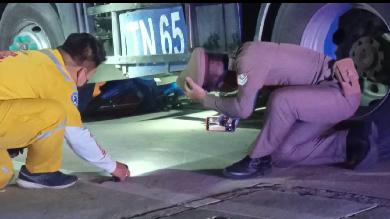 จยย.มุดใต้ท้องสิบล้อ-บี้ยับ สลดหนุ่มโรงงานคนขับ คอหักดับคาถนน