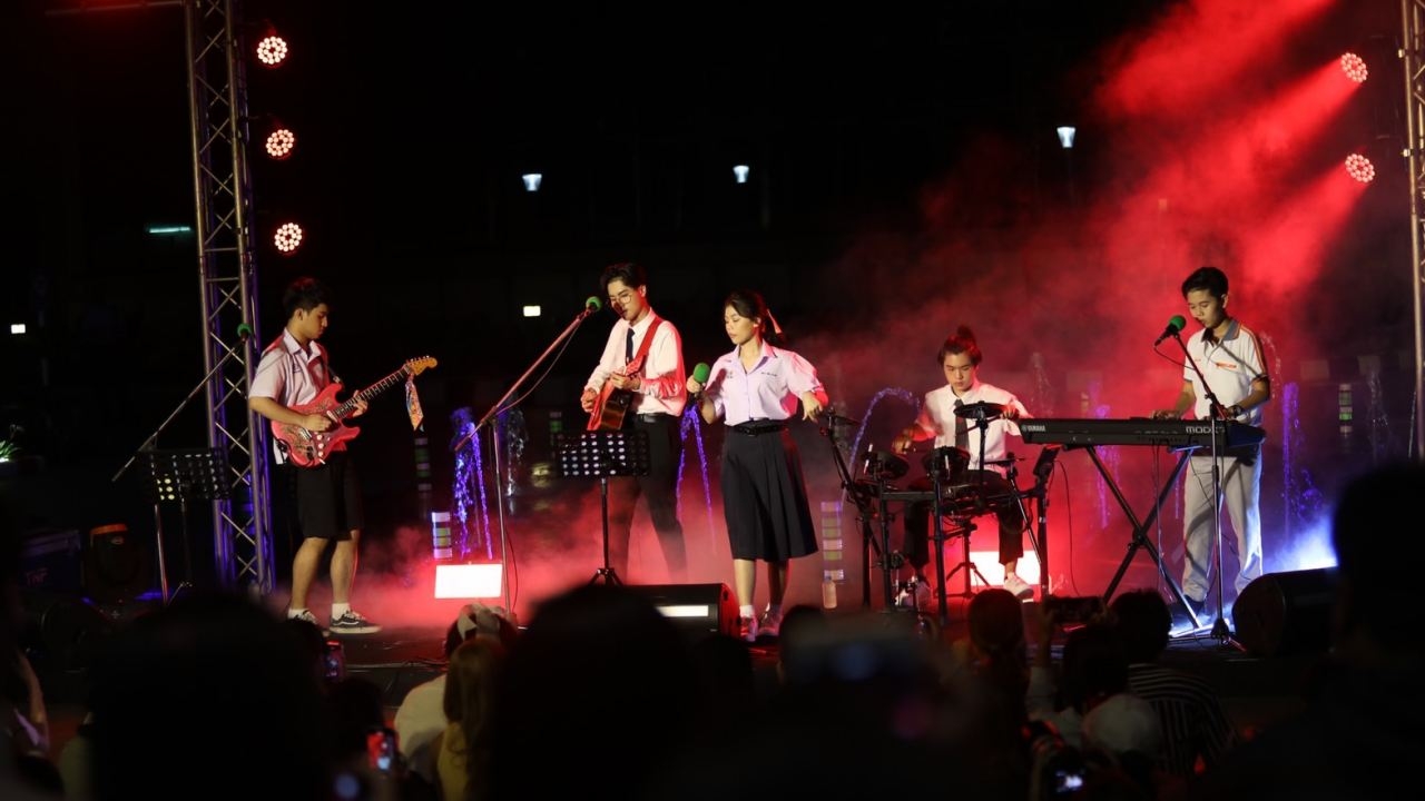 จากสยามสแควร์ สู่ลานน้ำพุไทยรัฐ "Yes indeed" ระเบิดความมัน สุดเอ็กซ์คลูซีฟ