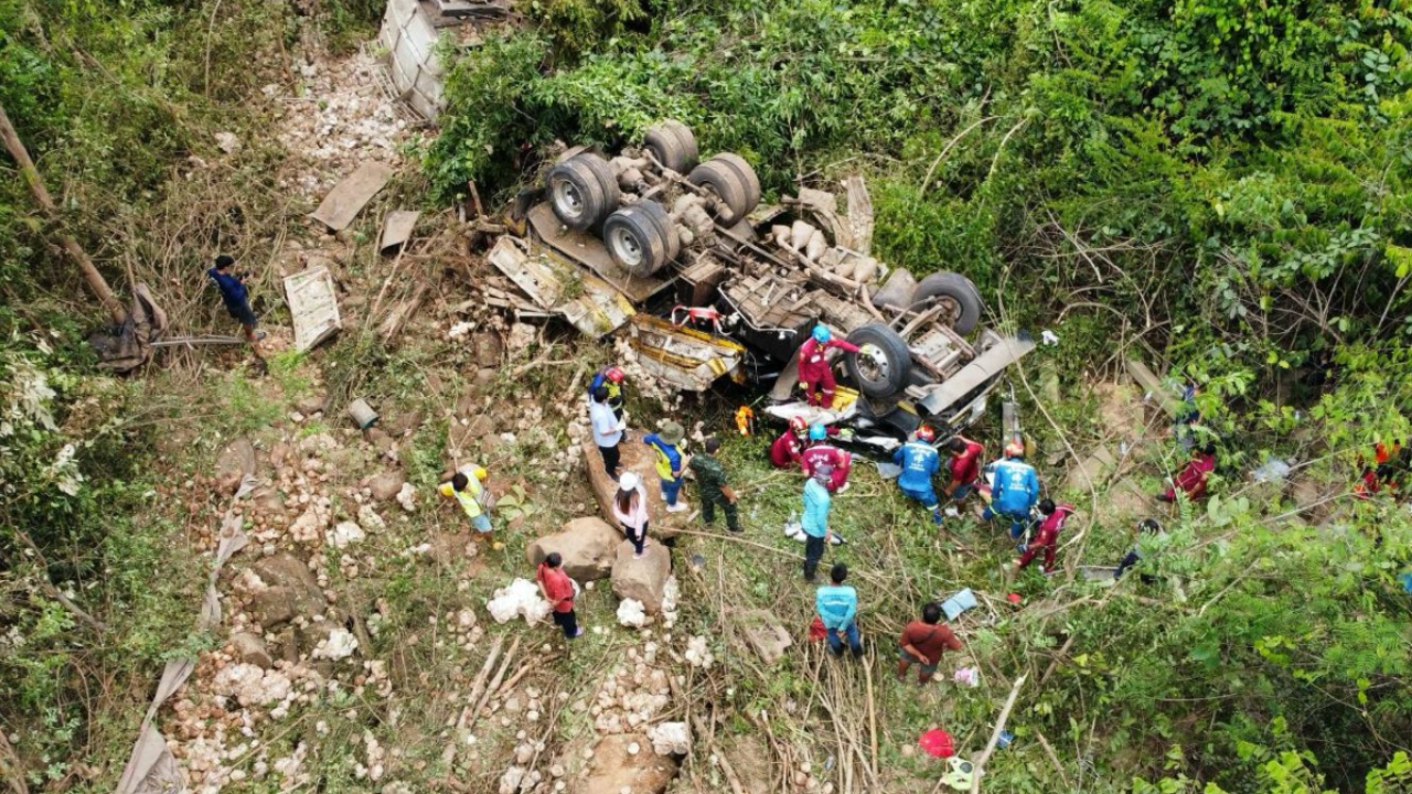รถพ่วงขนก้อนยางตกเขา ผัวขับ เมียนั่งมาด้วย ตายคู่