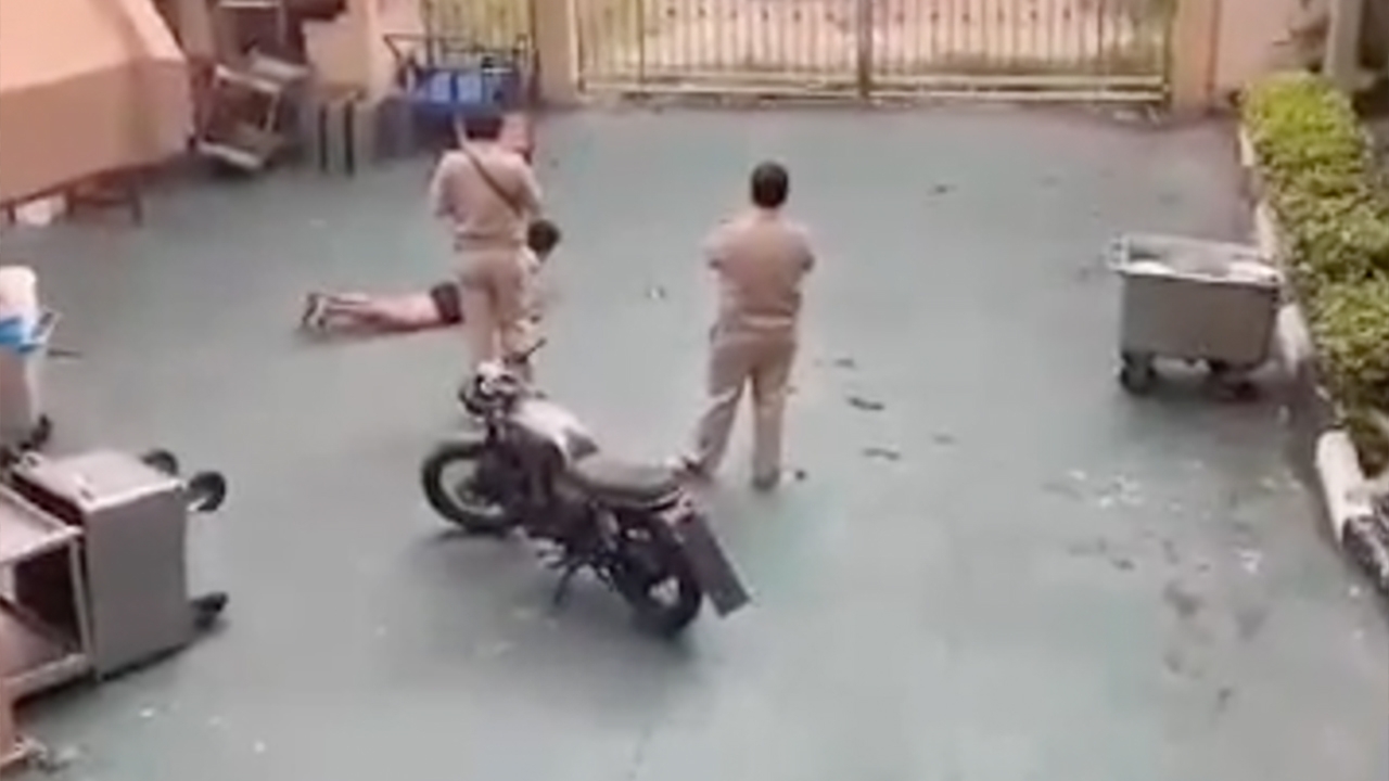 แตกตื่น ชายสติไม่สมประกอบปีนรั้วบุกเข้าไปในโรงเรียนหอวัง ไล่ตะครุบวุ่น