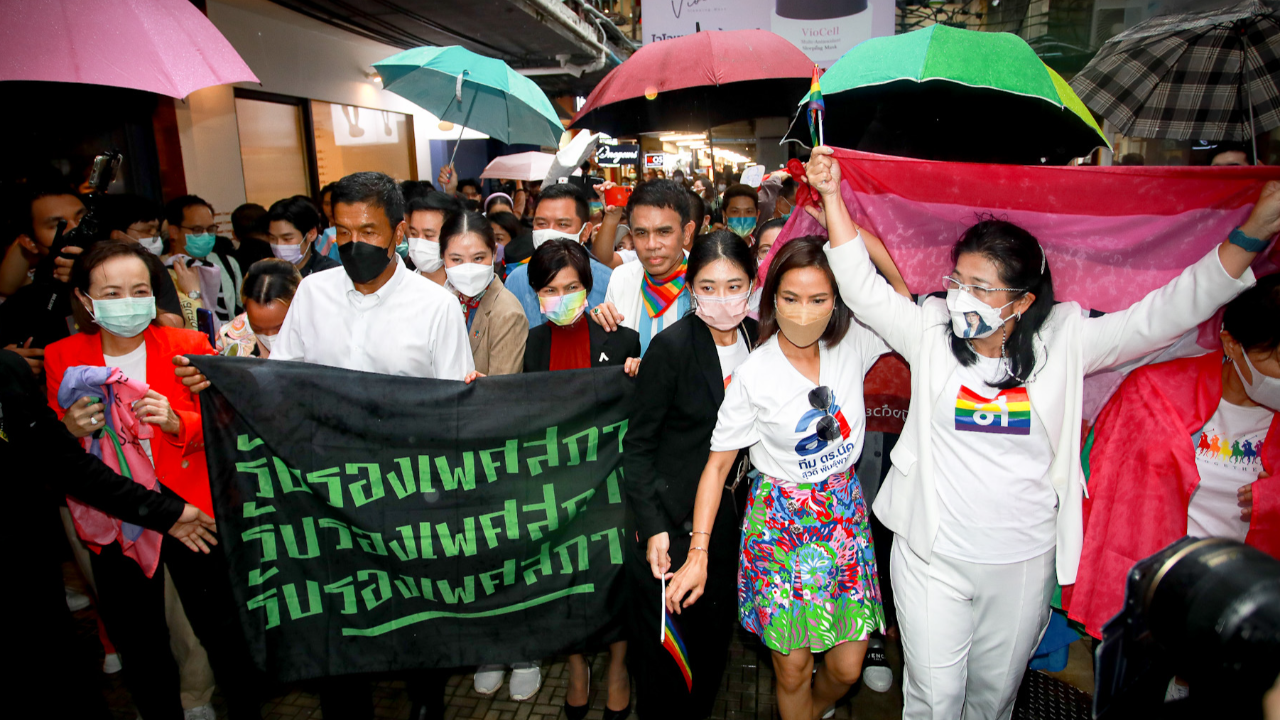 "ชัชชาติ-หญิงหน่อย" ร่วมงาน Pride Bangkok ปิดท้ายเดือนหลากหลายทางเพศ