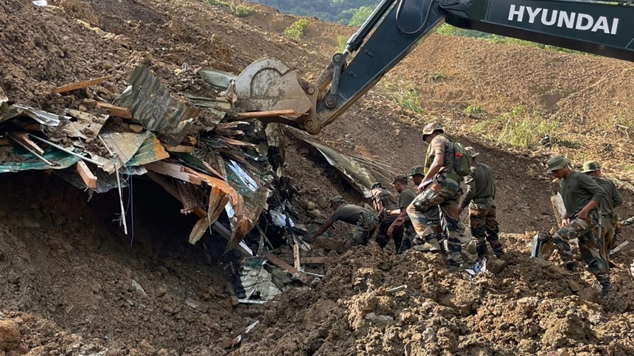 สลด ดินถล่มฝังแคมป์ก่อสร้างในอินเดีย ดับพุ่ง 20 ศพ หายอีกเกือบครึ่งร้อย