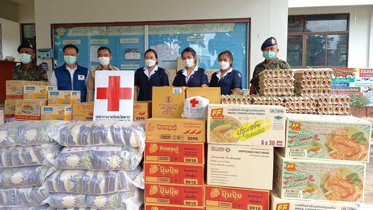 ฝ่ายความมั่นคงพบพระ ส่งอาหารให้ผู้ลี้ภัย 500 ราย หลังชายแดนยังตึงเครียด 