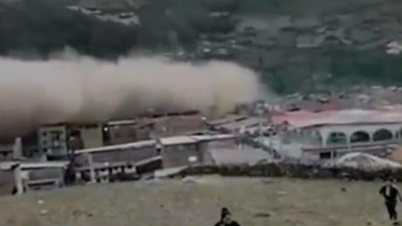 นาทีระทึก ดินถล่มในเปรู ชาวบ้านหวีดร้องสุดเสียง ฝังบ้านนับ 150 หลัง (คลิป)