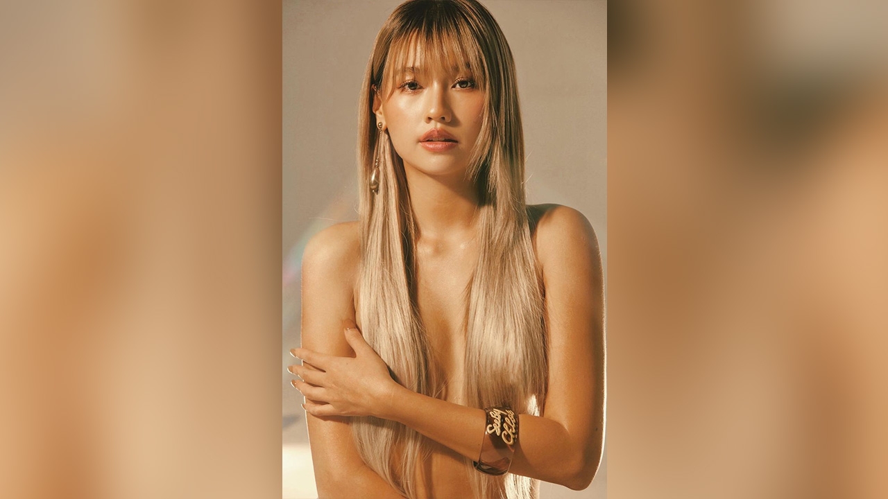 เมทัล สุขขาว เปลี่ยนลุคสายฝอแซ่บๆ เปลือยท่อนบนมีแค่ผมสีทองปิดไว้