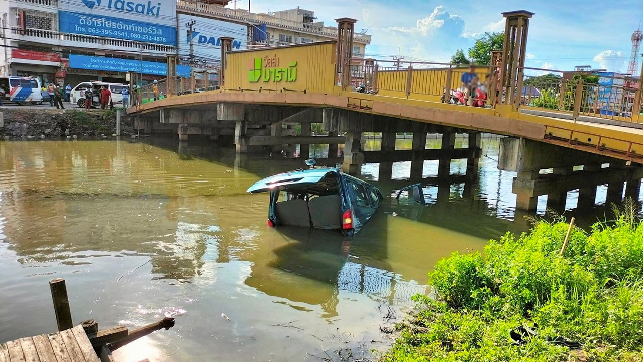 หวิดตายหมู่ รถตู้นักเรียนพุ่งจมคลอง กู้ภัยไปช่วยได้ทัน โชเฟอร์อ้างจู่ๆ วูบ!