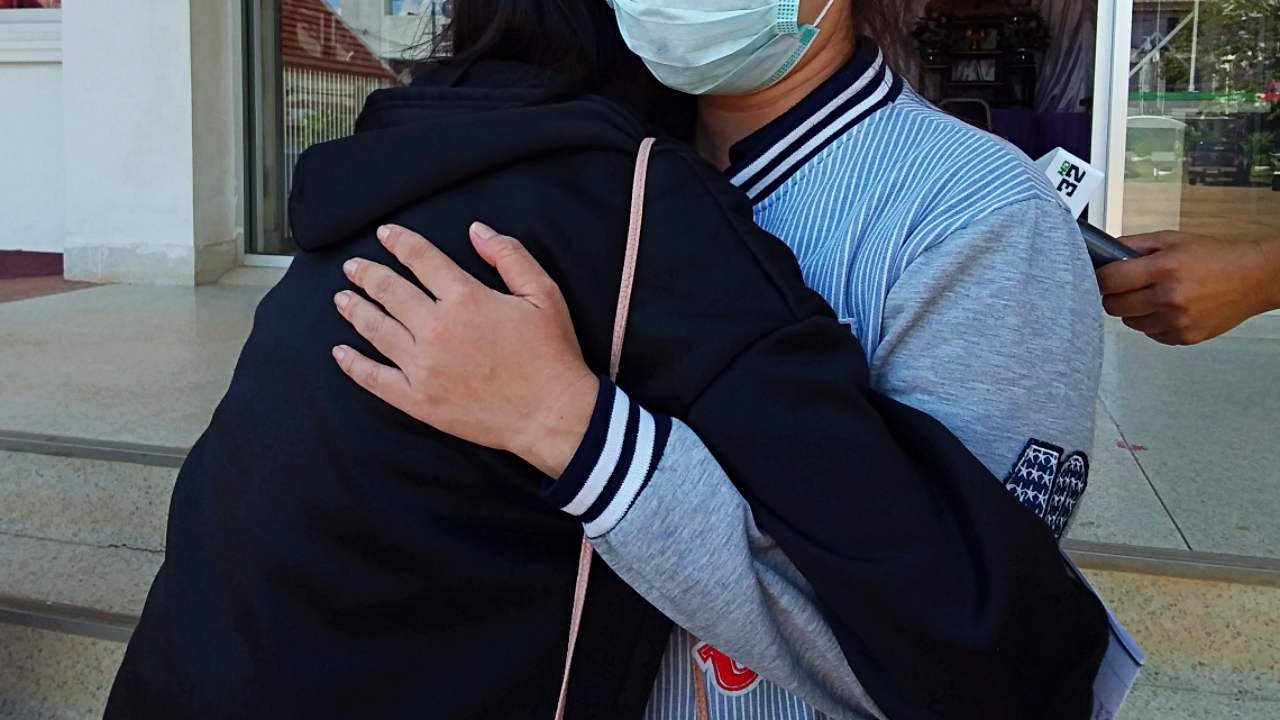 "เมียน้อย" ร่ำไห้สวมกอด "เมียหลวง" ขอบคุณที่ให้โอกาส จบเรื่องจ่อฟ้องหย่าสามี