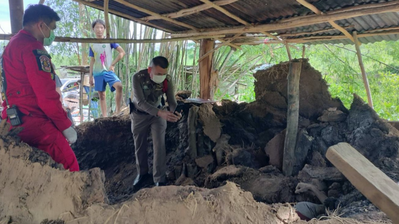 สลด เตาเผาพังทับคนเผาถ่าน ตายเป็นศพข้ามคืน