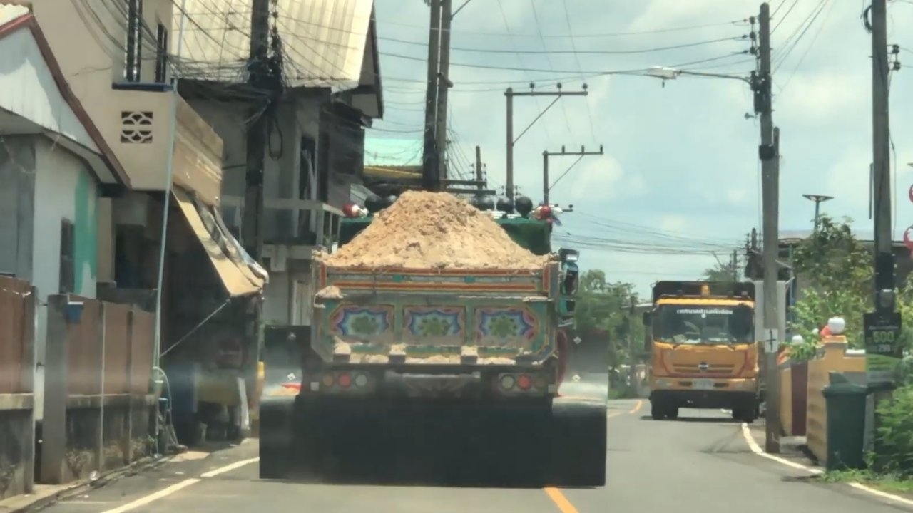 รถบรรทุกดินโคตรบังโคลนไม่รอด ขนส่งและ ตร.สกลนคร เรียกมาปรับสั่งให้ถอดแล้ว