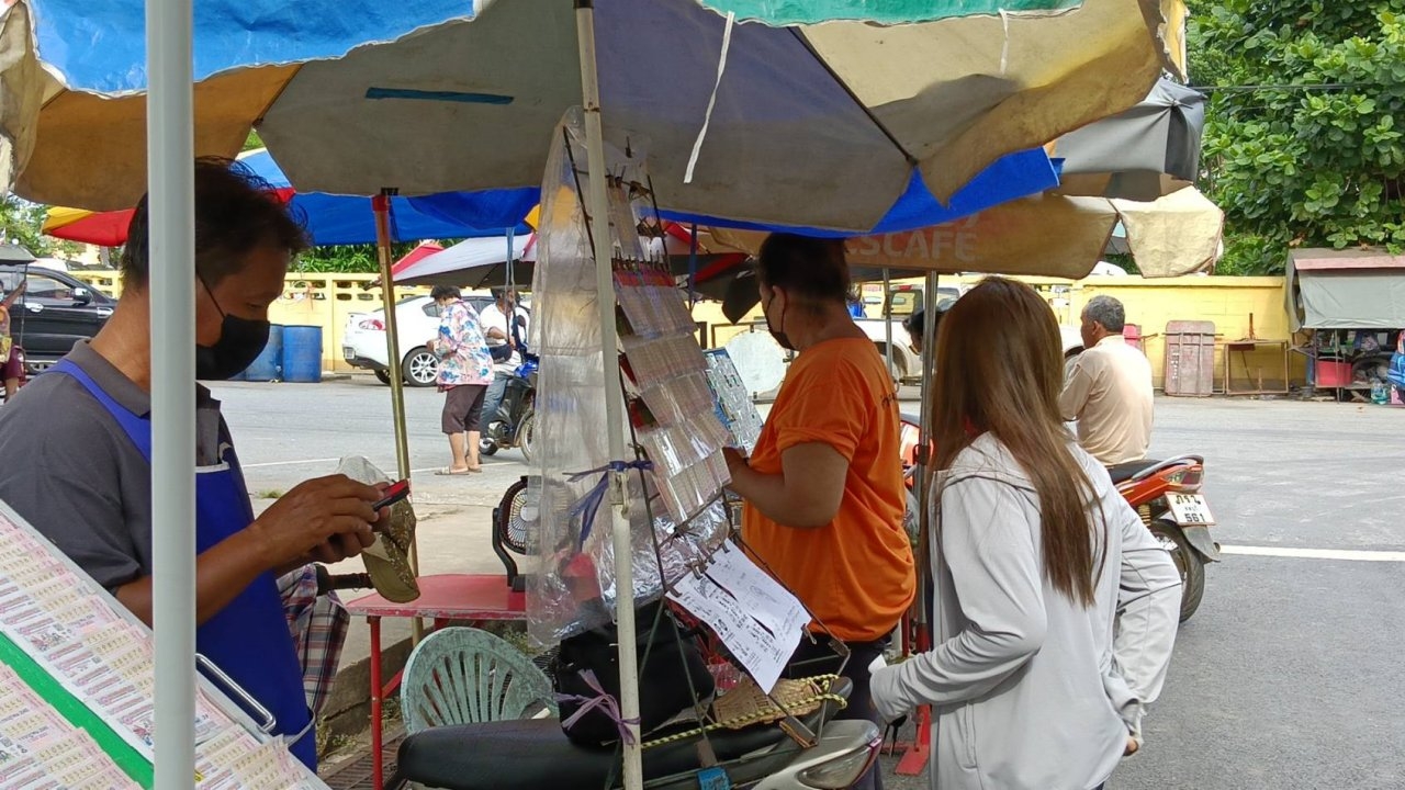 โค้งสุดท้ายแผงลอตเตอรี่สุโขทัยไม่คึกคัก แต่เลขทะเบียนรถนายกฯ ไม่มีเหลือ