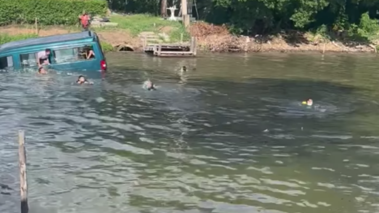 คนขับรถรับส่งนักเรียนพุ่งตกคลอง เผยรู้สึกวูบ แต่ไม่ได้หลับ รู้ตัวอีกทีตกน้ำแล้ว