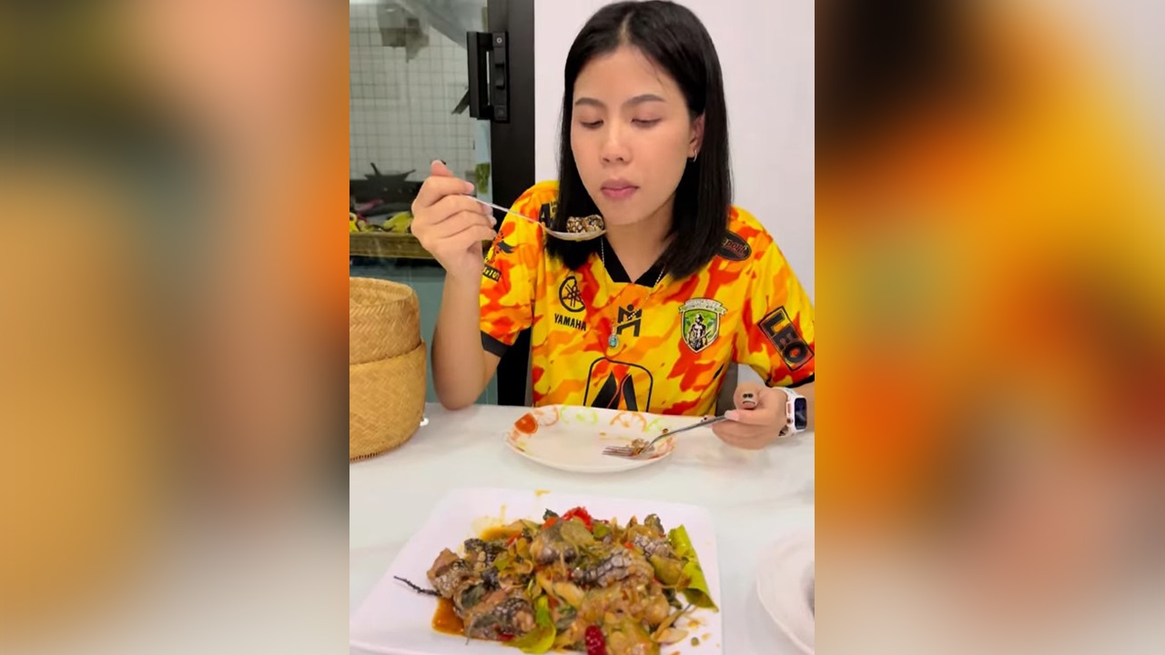 แตกตื่นทั้งโซเชียล กระต่าย พรรณนิภา กินผัดเผ็ดแข้ ยกนิ้วให้ความอร่อย