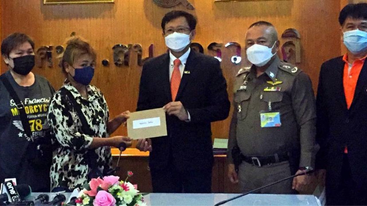 กฟน.มอบเงินเยียวยา ช่วยแม่ค้าร้านรถเข็น ได้รับผลกระทบเหตุไฟไหม้สำเพ็ง