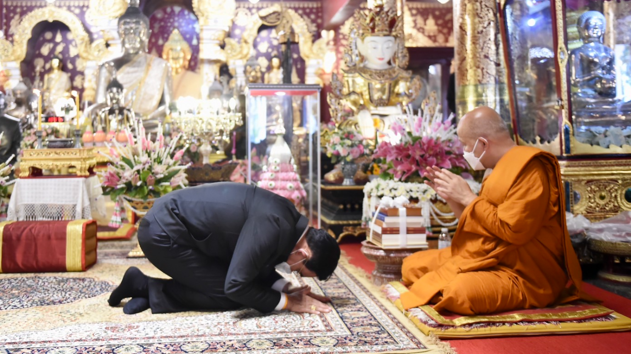 "บิ๊กตู่" ไหว้พระดังเชียงใหม่ FC แห่ให้กำลังใจ พร้อมส่องป้ายทะเบียนรถ