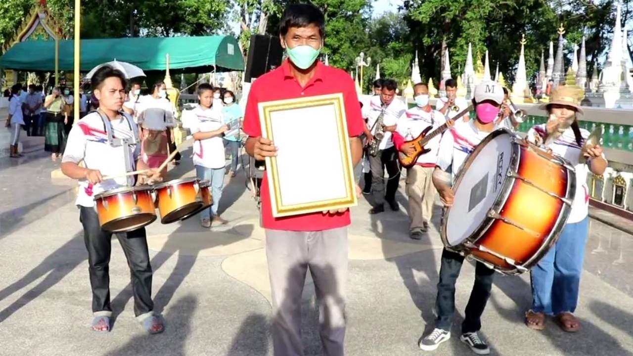 คอหวยเมืองสุพรรณฯ แห่ส่อง "เลขเด็ดงวดนี้" มาแรงจนโดนเหมาเกลี้ยงทุกแผง