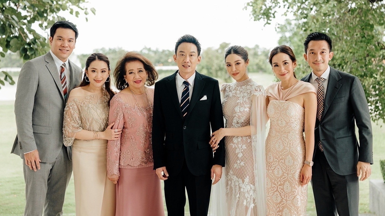 สุดปลื้ม-พี่สะใภ้ 2 น้องสาว “โอ๊ค พานทองแท้” ภาพหมู่พร้อม “ทักษิณ”