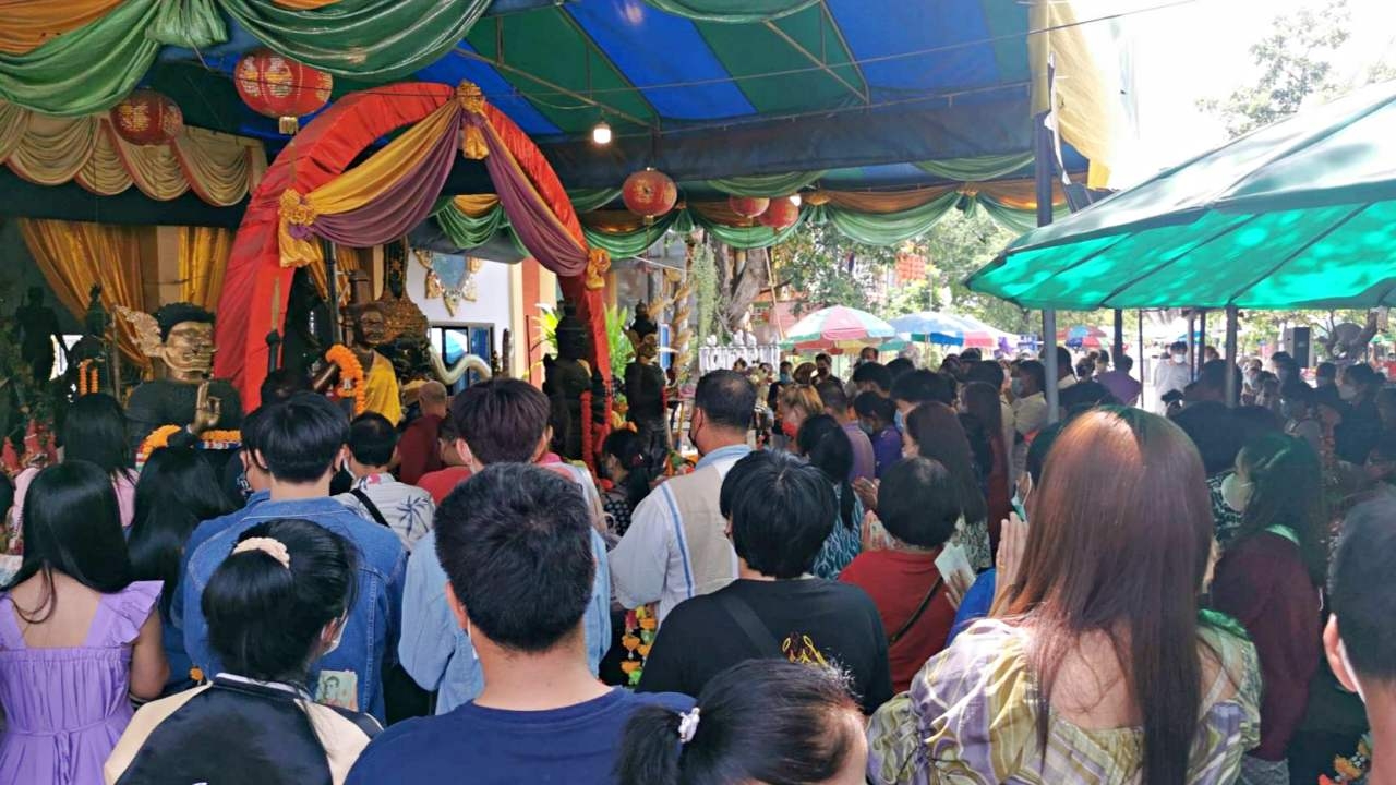 สาวโรงงาน จุดธูปมงคลขอพร 5 มหาเทพ ไม่ผิดหวังได้ "เลขเด็ดงวดนี้" ไปลุ้นโชค