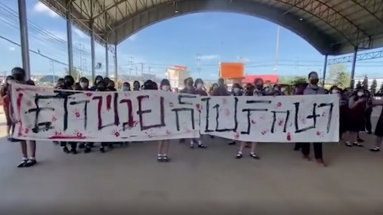 นักเรียนจัดม็อบไล่ผอ. สั่งตัดต้นไม้-เปลี่ยนสีเสื้อ เพิ่มภาระผู้ปกครอง