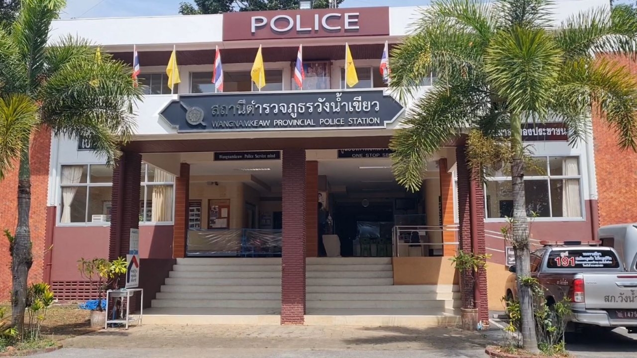 คู่รักคลิปโป๊ มอบตัว ตร.วังน้ำเขียว สอบประวัติอาชญากรเพิ่ม ก่อนส่งฟ้อง