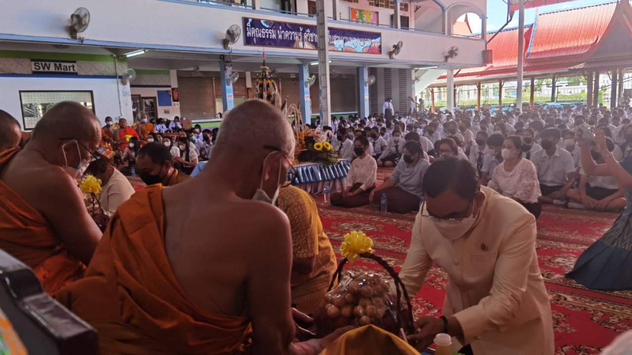 ทำพิธีเรียกขวัญ ทำบุญใหญ่ หลังเหตุสยองผัวโหดบุกแทงครูสาวตายคาโรงเรียน 