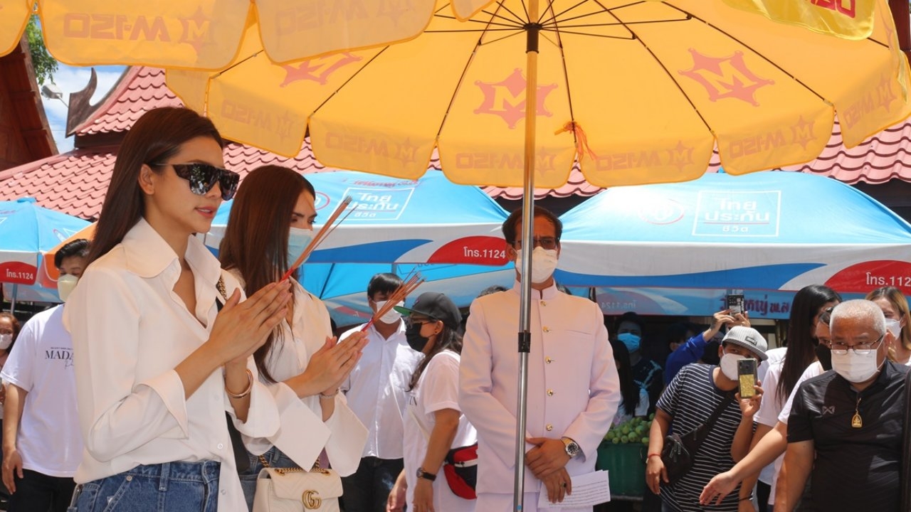 อิงฟ้ากับชาล็อต เดินสายไหว้พระ-แก้บนที่พิษณุโลก ลุ้นเลขเด็ดธูปเสี่ยงโชค