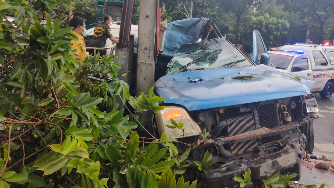 กระบะซิ่งฝ่าสายฝน เสียหลักปีนฟุตปาทชนเสาไฟ ต้นไม้ ดับ 5 เจ็บ 2