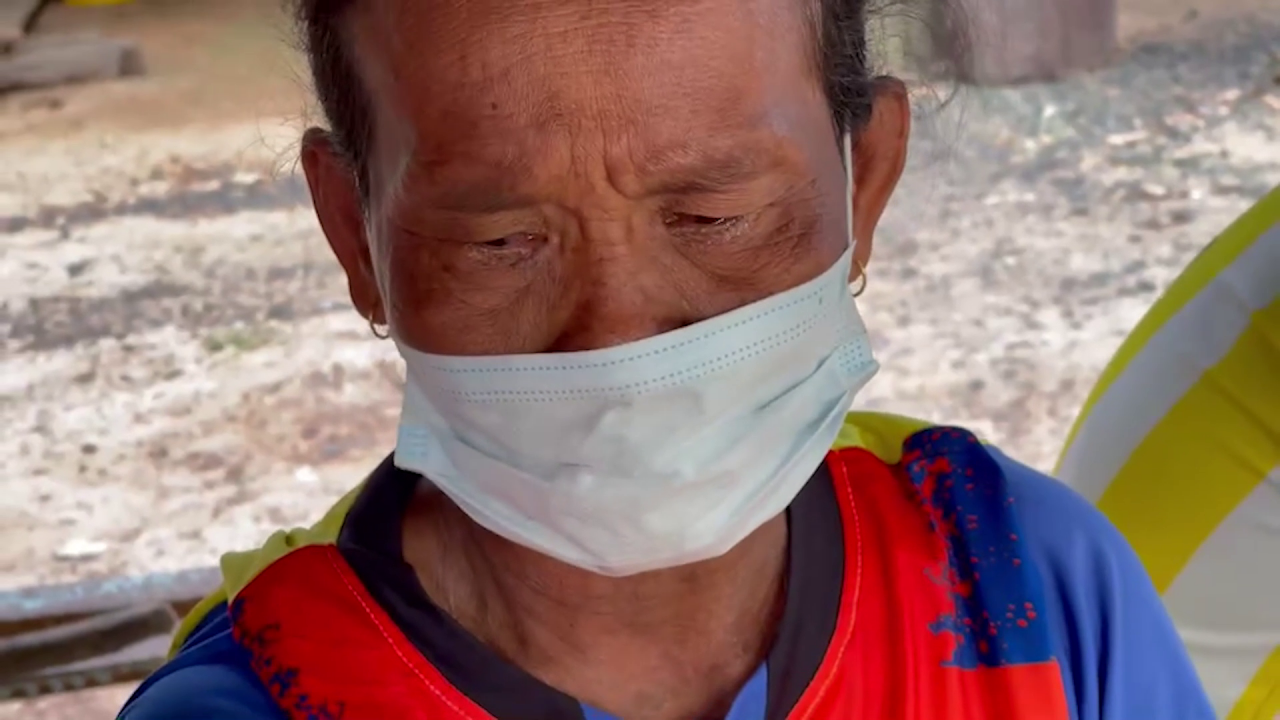 แม่น้ำตานอง เห็นคลิปลูกเดินเท้ากลับบ้านที่บุรีรัมย์ ไม่มีแม้เงินกินข้าว