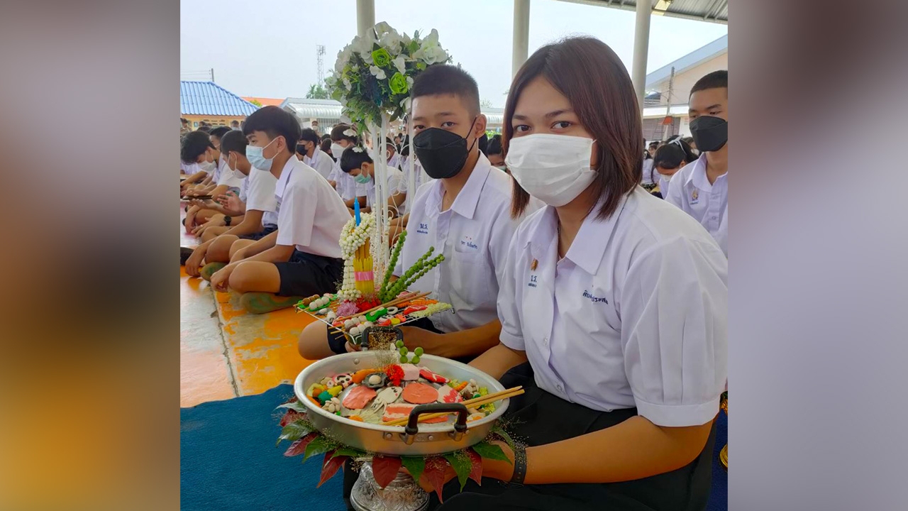 เด็กจัดพานหมูกระทะ ไหว้ครูในรอบปี มีความหมาย บวกความคิดถึง ไม่ได้กินนาน