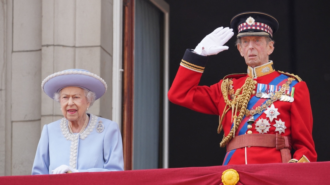 ปลื้มปีติ ควีนเอลิซาเบธที่ 2 เสด็จออกสีหบัญชร พิธีสวนสนาม ครองราชย์ 70 ปี (คลิป)