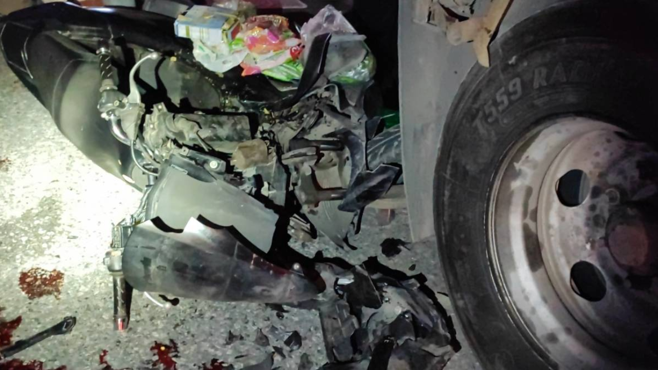 "เสยท้ายดับ" หนุ่มลาวควบ PCX ชนพ่วงจอดข้างทางสนั่น เป็นศพคา จยย.