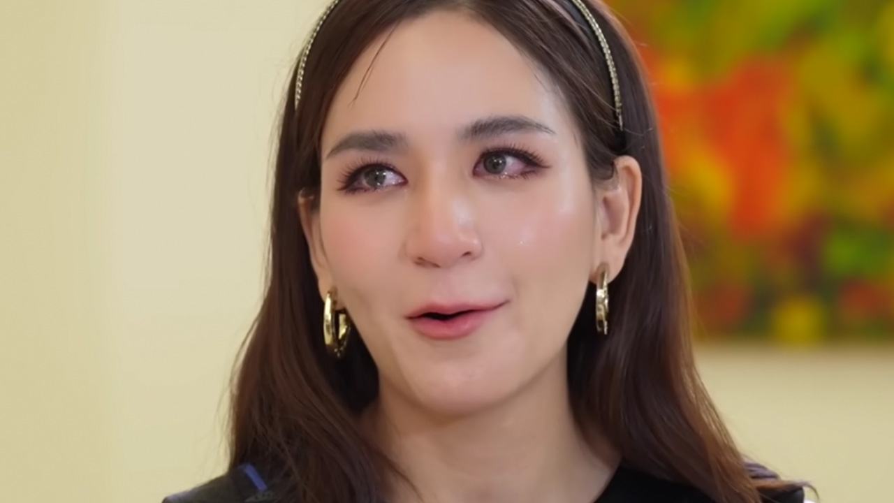 พลอย ชิดจันทร์ เล่าอดีตทั้งน้ำตากว่าจะสุขสบาย เคยเดินไปทำงานจนรองเท้าขาด