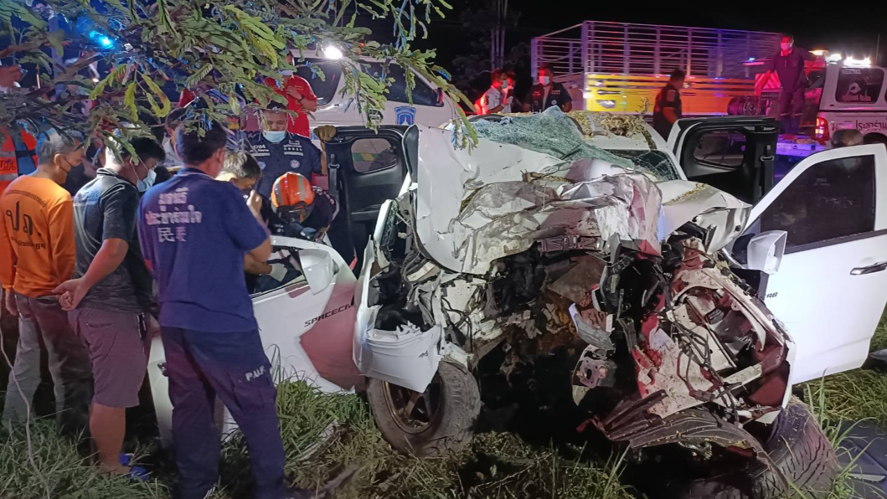กระบะขนญาติ ตกร่องกลางถนน พุ่งชนต้นไม้ ตายคาซาก 5 สาหัส 1 คาดหลับใน