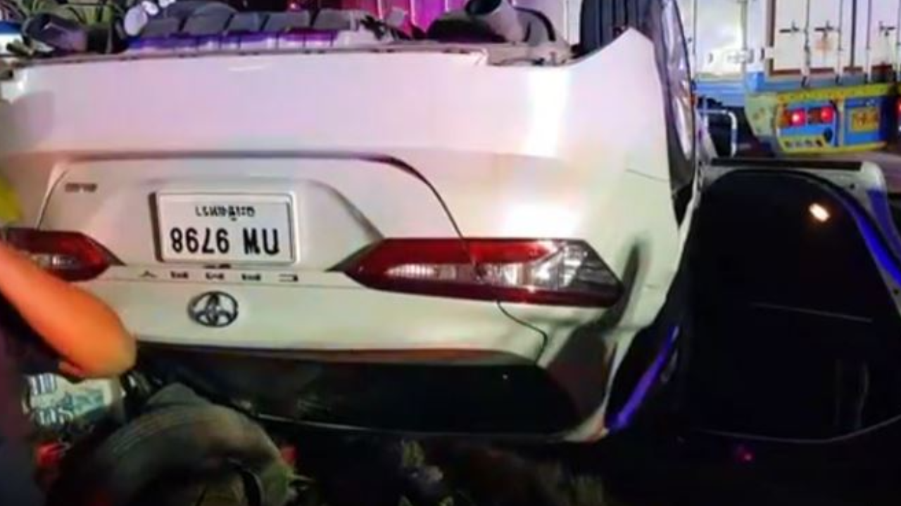 เก๋งซิ่งเสยเสาไฟ พลิกคว่ำหลายตลบ หงายท้องล้อชี้ฟ้า คนขับดับสลด