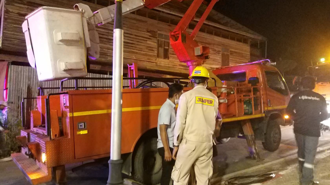 "ไฟช็อตสาหัส" จนท.การไฟฟ้าฯ ดิ่งกระเช้าสูง 3 ม. เลือดท่วม-หมดสติ