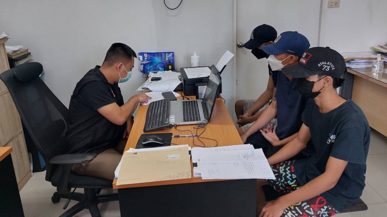 ตร. รวบ 3 โจ๋ ขี่จยย.ไล่ยิง นศ.เทคนิคเจ็บ ปมคิดเป็นอริเก่า