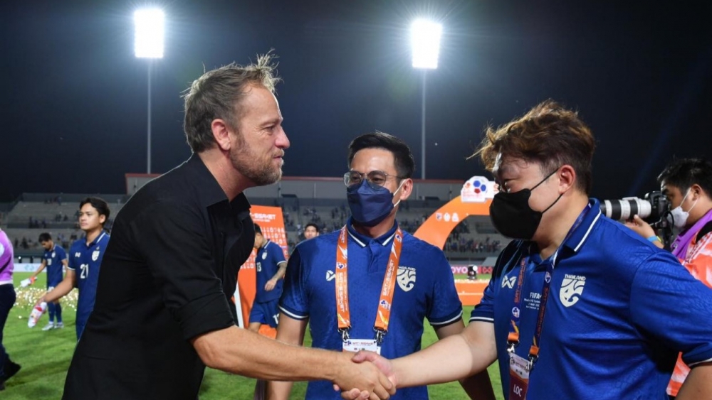 "บิ๊กแชมป์" ทึ่งแฟนบอลศรีสะเกษล้นสนามเกม "ทีมชาติไทย" เชือด "เติร์กเมนิสถาน"