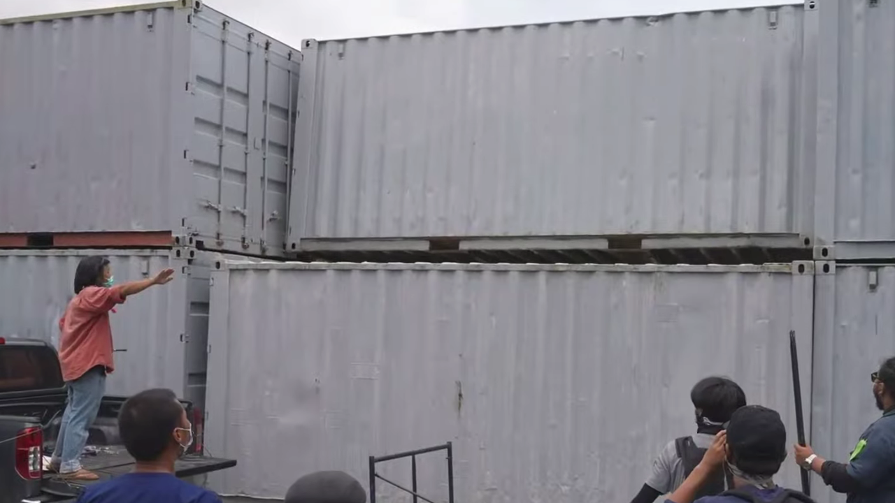 มวลชนรื้อรั้วเหล็กแล้ว ตร.ถอย ยกตู้คอนเทนเนอร์มาปิดกั้น จ่อปักหลักค้างคืน