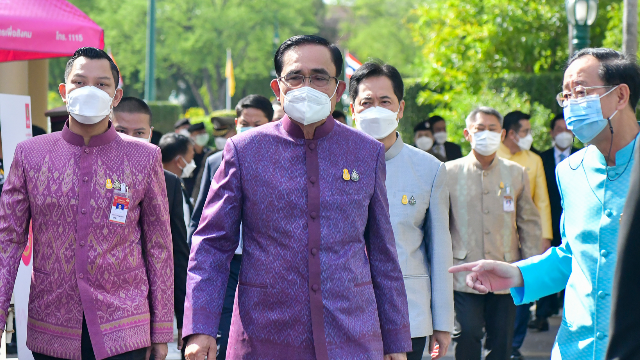 “บิ๊กตู่” ยันไม่มีนโยบายถอดหน้ากาก ด้าน “บิ๊กป้อม” ย้ำกลางวงครม.รัฐบาลอยู่ครบวาระ