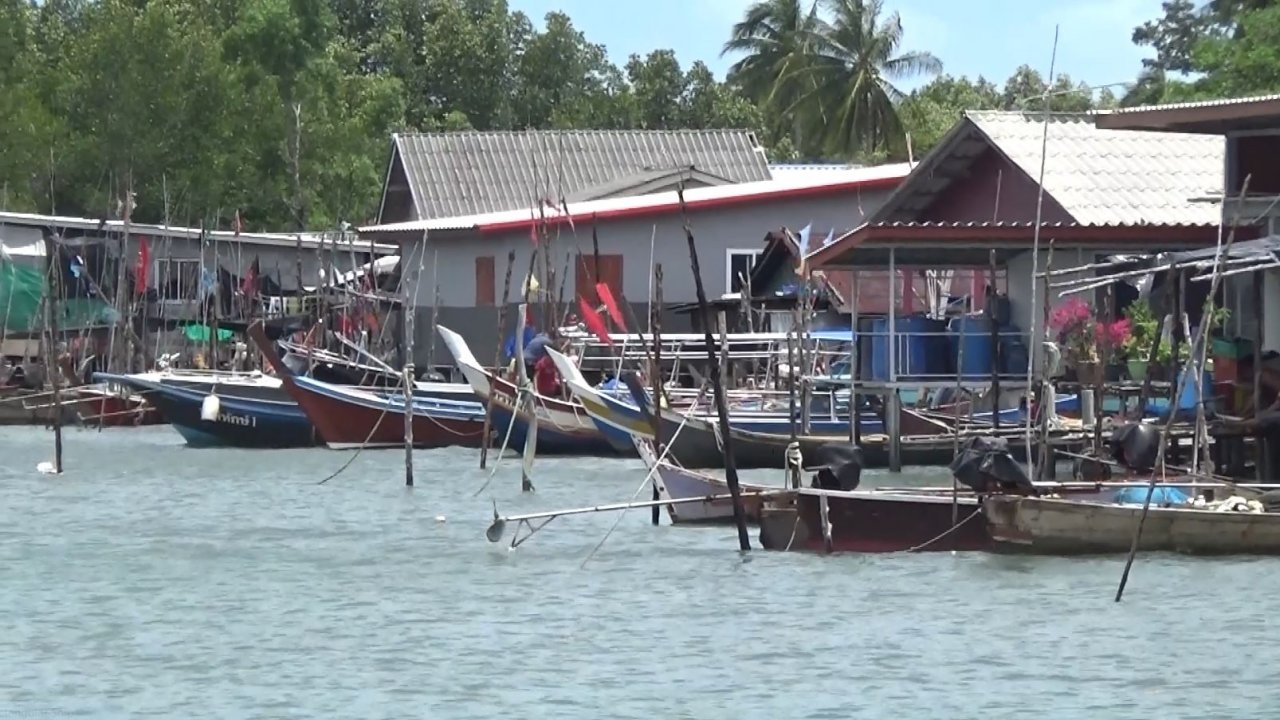 ทะเลสตูลคลื่นลมแรง เรือเล็ก 300 ลำจอดหลบ ชาวเกาะบุโหลนหวั่นเสบียงหมด 