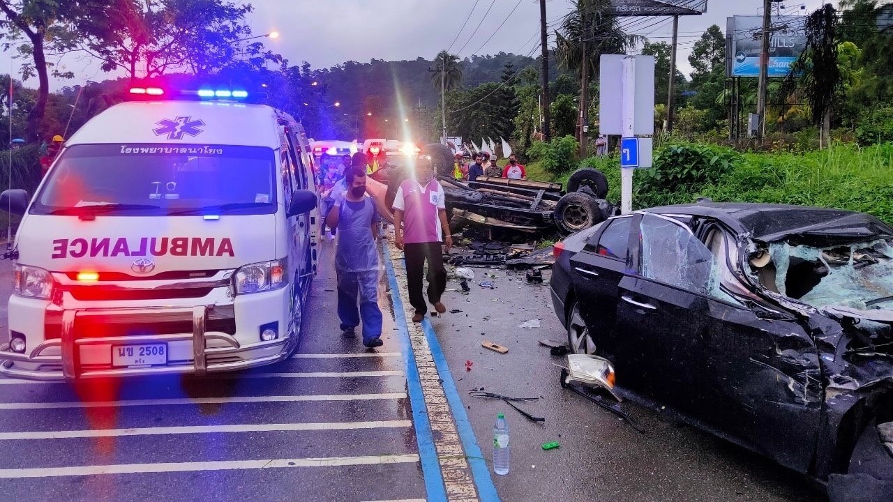 หนุ่มรัตภูมิดับ กระบะหลุดโค้งข้ามเกาะชนเก๋งอัยการเจ็บหน้ารีสอร์ตที่นาโยง