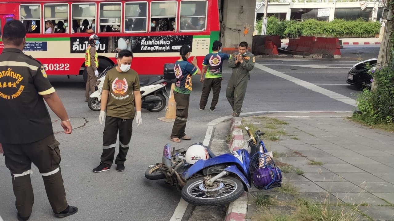 รถขนคนงานทับหนุ่มขี่จยย.ดับ ใกล้แยกบางเขน ตร.เร่งสอบหาว่าใครที่ประมาท