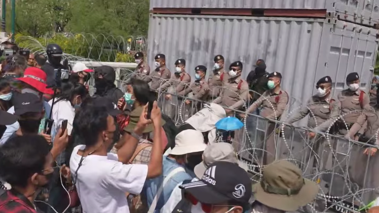 ม็อบเข้าใกล้ทำเนียบฯ ประชิดเจ้าหน้าที่ จี้ยกเลิก พ.ร.บ.ควบคุมการรวมกลุ่ม