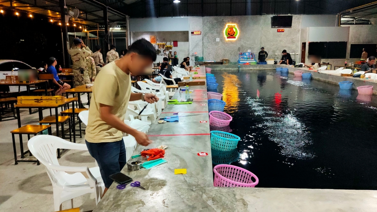 ปกครองหาดใหญ่ฟิต บุกจับบ่อตกกุ้ง ลักลอบจัดแข่งขันพนันทายผลน้ำหนักกุ้ง