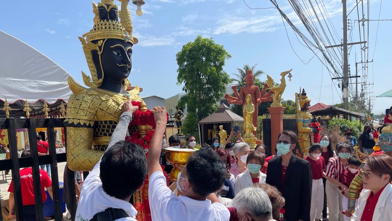 คนรักโชคร่วมพิธีบวงสรวง "ท้าวเวสสุวรรณ" ไม่ลืมส่อง "เลขเด็ด" อ่างน้ำมนต์