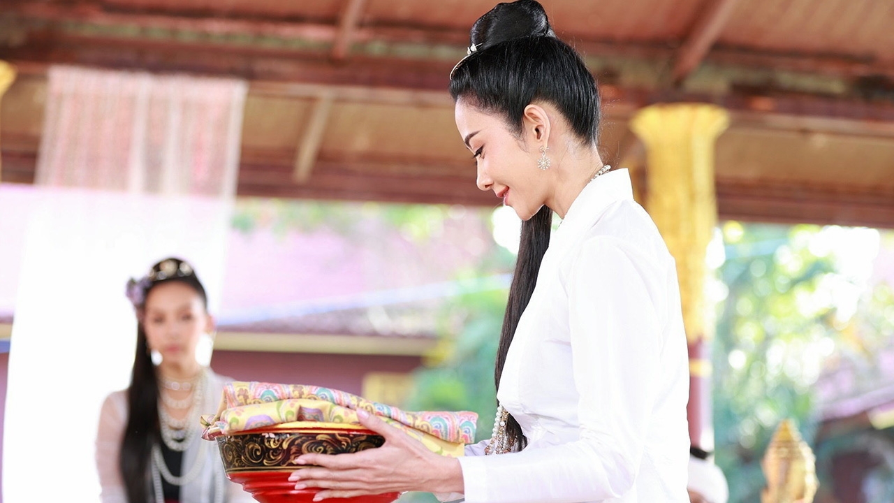 “ยุ้ย” ถวายผ้าลุนตยางามวิจิตร เปิดพระราชพิธีสุดอลังการงานสร้างใน “เล่ห์ลุนตยา”