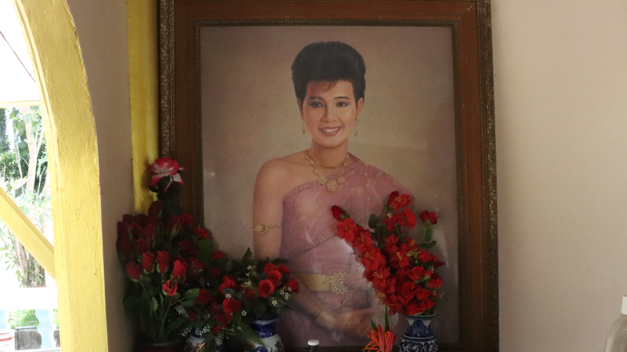 แฟนเพลงขอโชค "พุ่มพวง ดวงจันทร์" เสี่ยงทายเลขเด็ด ก่อนวันครบรอบ 30 ปี