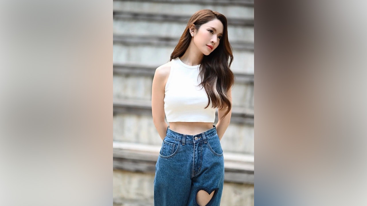 แอฟ ทักษอร ทำแฟนๆ ใจละลายกับเสื้อเอวลอยอวดหุ่นสวย แม่เอวบางมาก